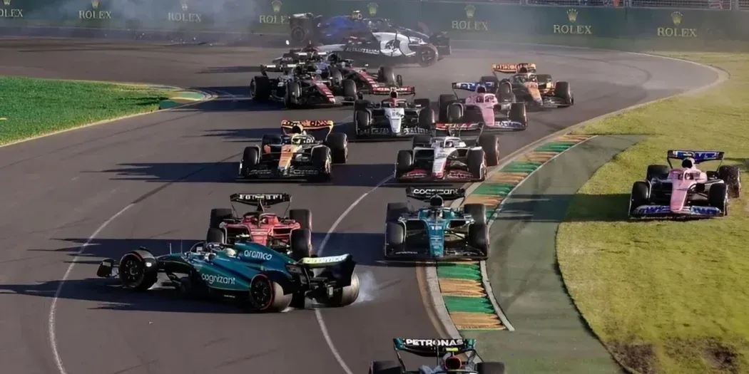 Second restart crash at turn 1 between Fernando Alonso and Carlos Sainz during the 2023 Australian GP 2023 - Getty Images