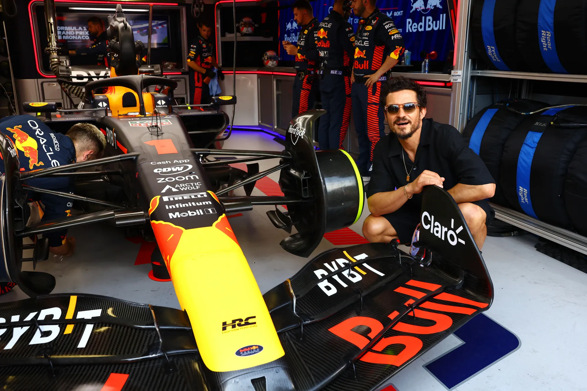 Orlando Bloom pose inside the Red Bull garage: Getty Images-Red Bull Content Pool 