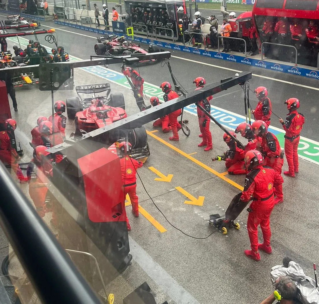 Ferrari mechanics waiting unprepared for Leclerc in the pits-Twitter