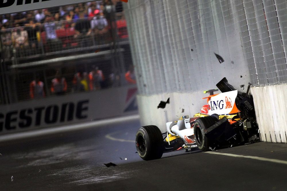 Nelson Piquet Jr crashing at the 2008 Singapore Grand Prix 