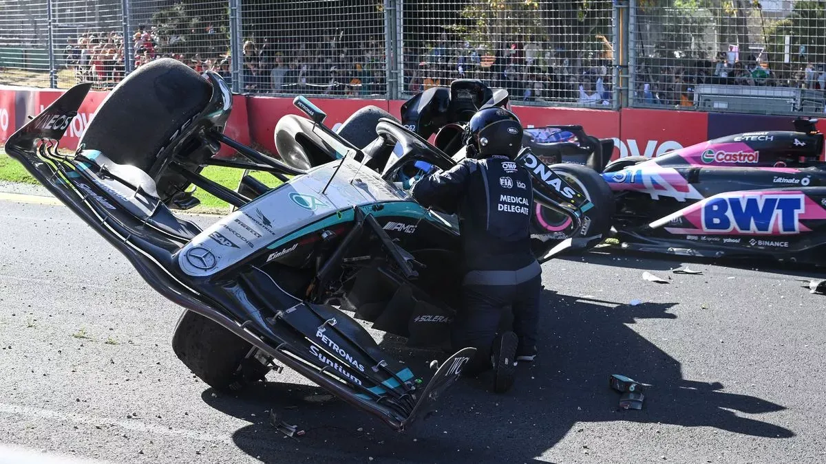 George Russell getting help from F1 medics to get out of the car 