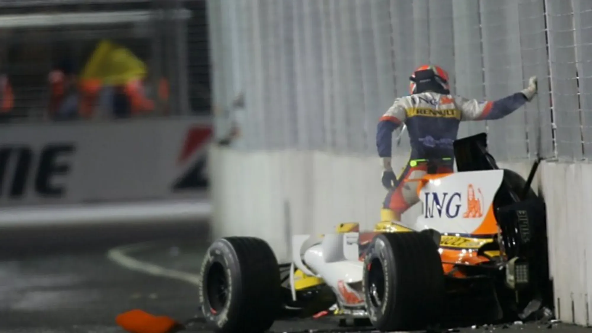 Nilson Piquet Jr-Renault F1 Team crashes into the wall